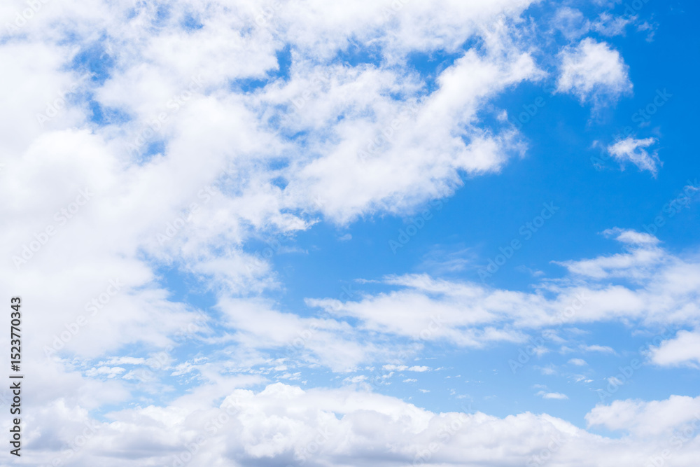 Naklejka premium 雨上がりの澄んだ青空と白い雲85