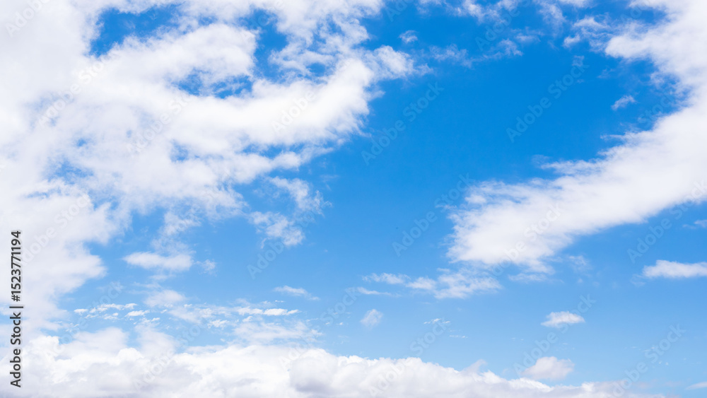 Obraz premium 雨上がりの澄んだ青空と白い雲98