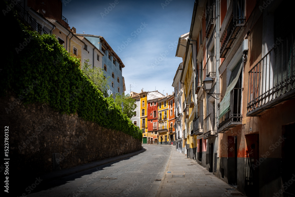 Fototapeta premium Vista de la ciudad medieval de Cuenca, situada en los acantilados en España. 