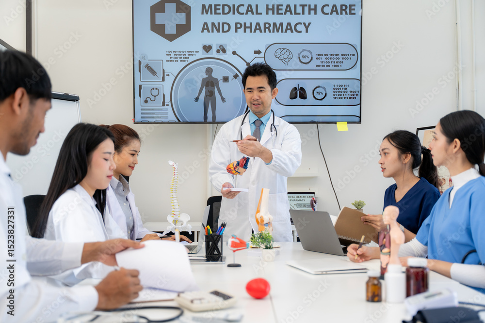 Fototapeta premium Medical Team Meeting Presentation