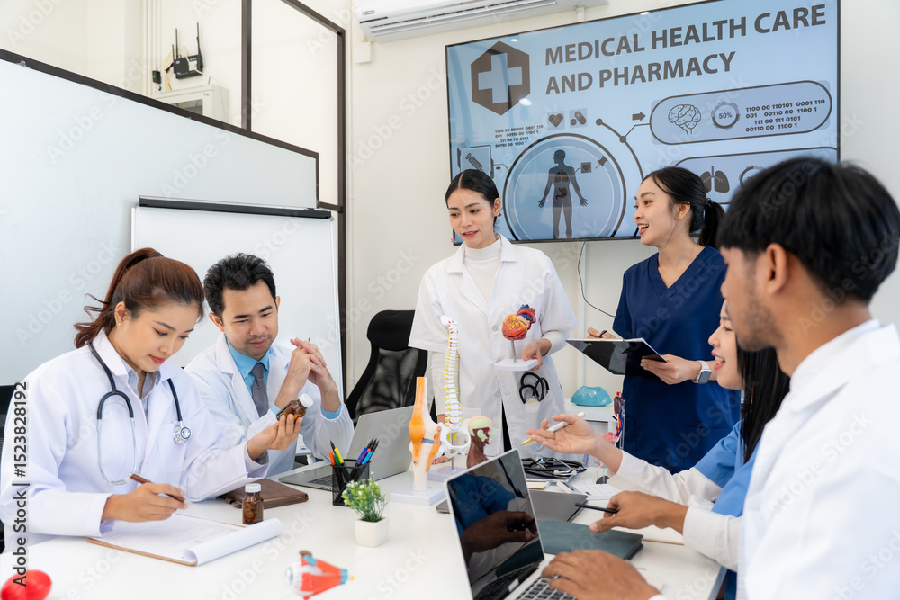 Fototapeta premium Medical Team Collaboration Meeting