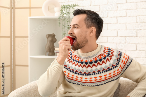 Handsome man eating apple o...