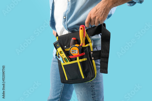 Male construction worker wi...