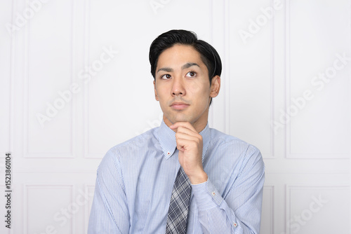 考える男性