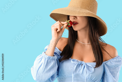 Beautiful young woman eatin...