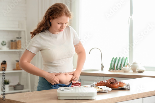 Young woman in tight jeans ...