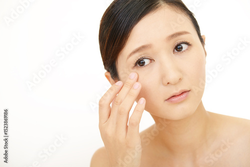 荒れた肌に悩む女性