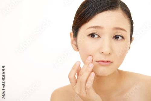 荒れた肌に悩む女性