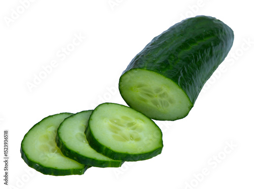 Eine Gurke mit Gurkenscheiben in eine Reihe gelegt