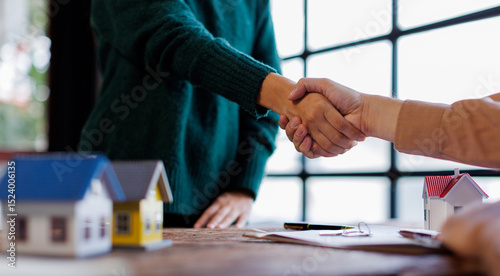 Fotografija Handshake Real estate brokerage agent Deliver a sample of a model house to the c