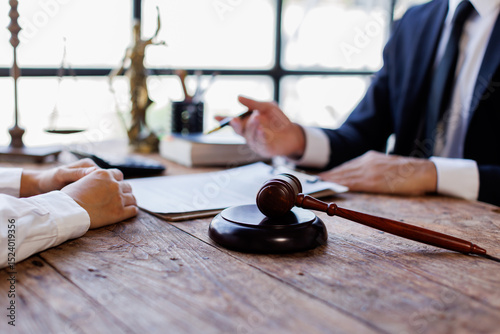 Foto Two lawyers Consultation and conference discussing legal matters at a desk with a gavel, scales of justice law symbolizing law and justice, justice and lawyer Business partnership meeting concept