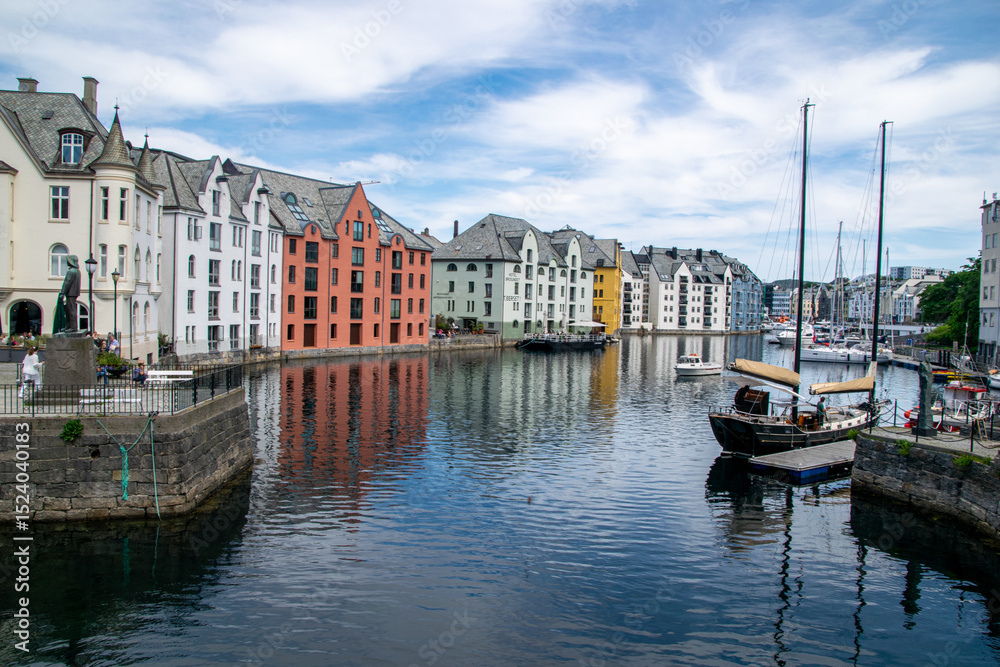 Obraz premium Colorful Buildings Along Ålesund’s Canals in Coastal Norway