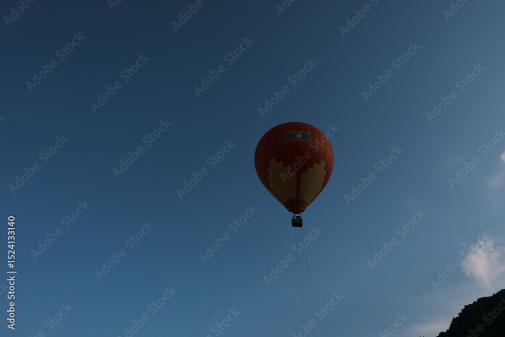 Obraz premium A hot air balloon is in the air