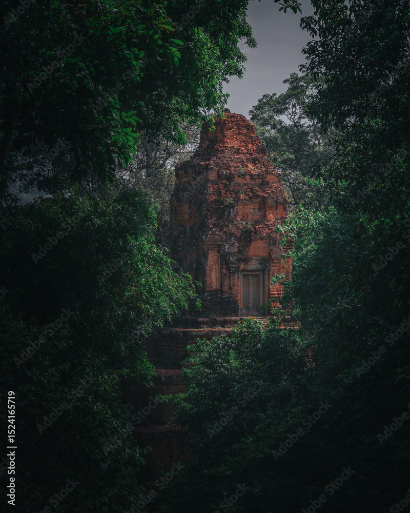 Obraz premium Ancient temples of the abandoned city of Angkor, near the city of Siem Reap, Cambodia