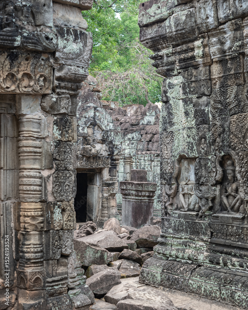 Obraz premium Ancient temples of the abandoned city of Angkor, near the city of Siem Reap, Cambodia