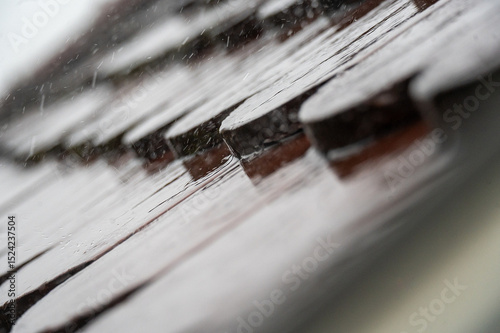 Regen prasselt auf Dachziegel