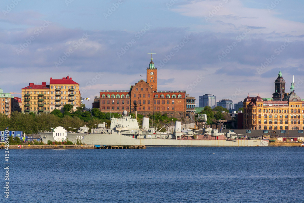 Obraz premium Gothenburg city skyline with HswMS Halland class destroyer Smaland and Navigation school on sunny day, Sweden