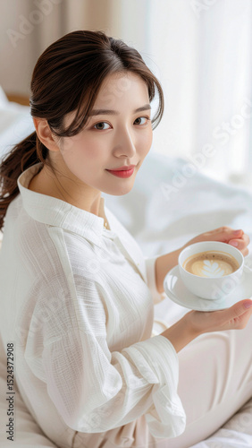 朝  コーヒーを飲みながらくつろぐ女性