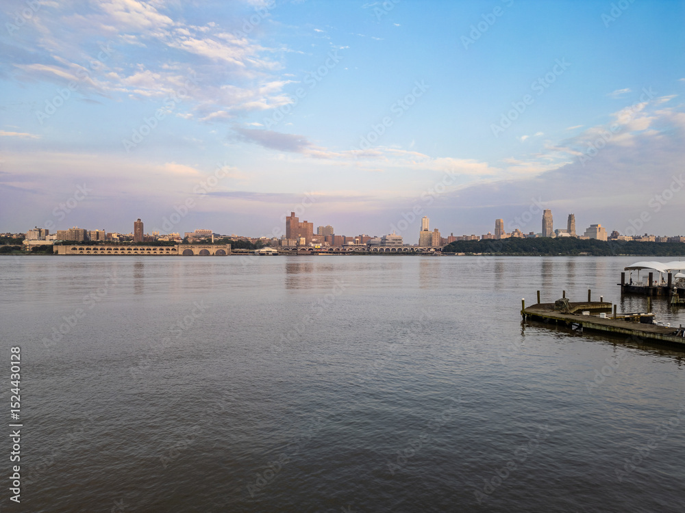 Obraz premium Aerial Views of Fort Lee, New Jersey with Manhattan Skyline and Hudson River at Sunset