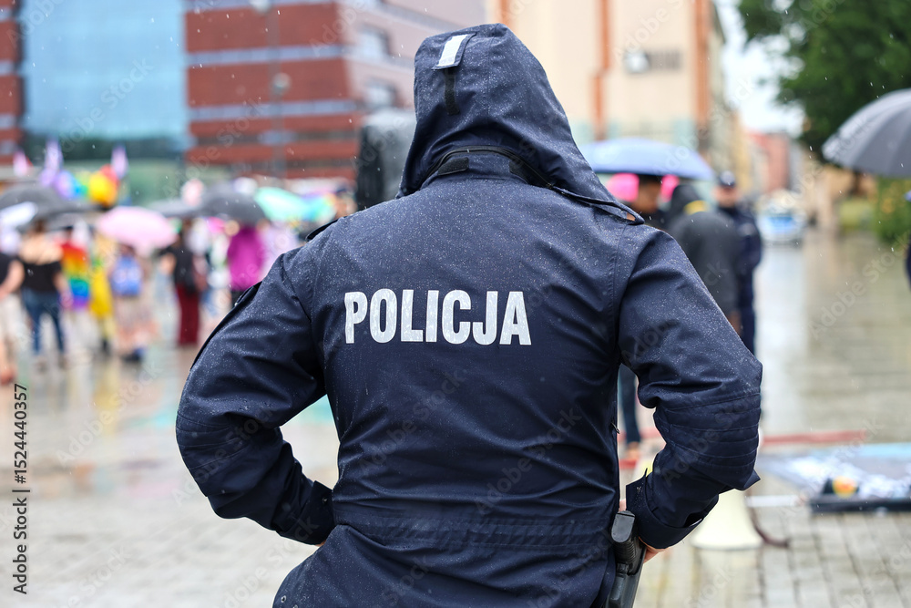 Fototapeta premium Polska policja na służbie w mieście. Napis policja
