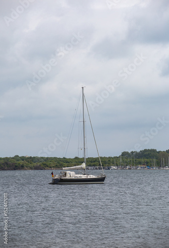 Ein kleines Segelboot liegt vor Anker in der Ostsee