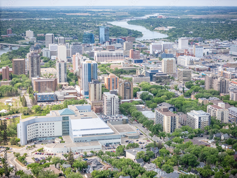 Obraz premium City view from above with a large white building in the middle