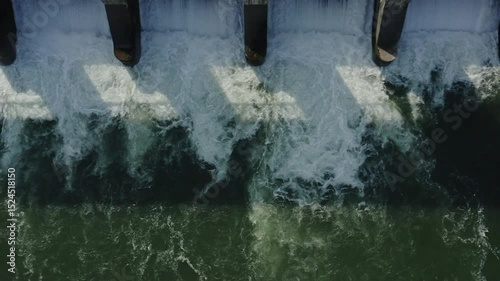 スーパースロー映像：大量の水を放水しているダム