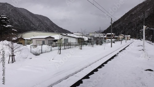 会津の雪に覆われた木々のある冬の鉄路風景