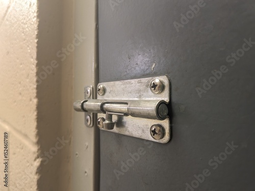 Dead bolt door lock