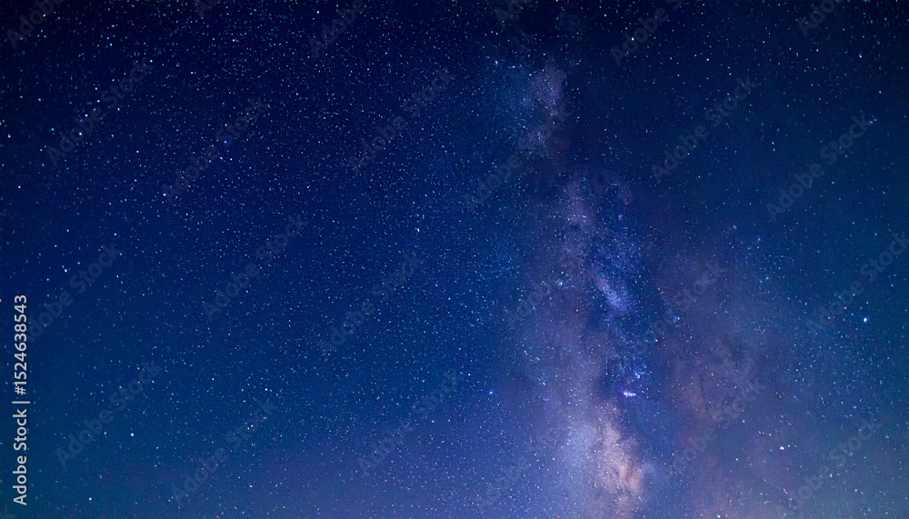 Fototapeta premium 静かな藍色の夜空に星が瞬くシンプルな背景 Simple Starry Night Sky with Subtle Twinkle on Indigo Gradient Background 