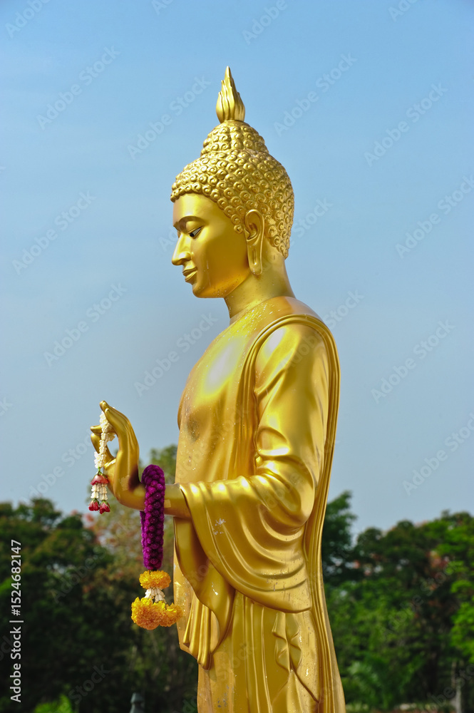 Obraz premium The Golden Buddha statue is a sacred symbol of Buddhism and &nbsp;general attraction in peaceful Thailand.