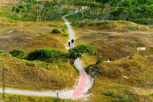 Zwei Urlauber auf einem Wanderpfad auf Norderney, Niedersachsen, Deutschland, Europa