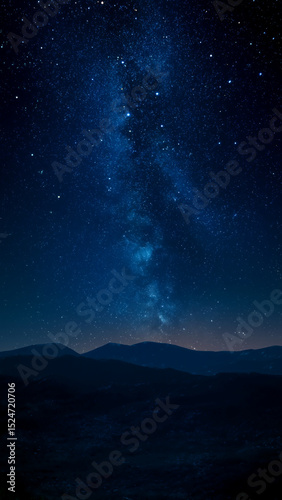 山並みに広がる天の川と満天の星空 - 神秘的な夜の風景