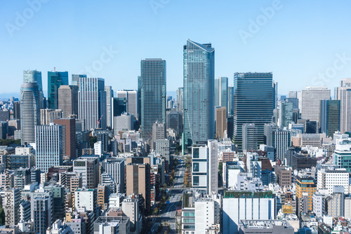 晴天の東京都心のビル群