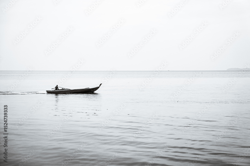 Naklejka premium fishing boat in the sea black and white