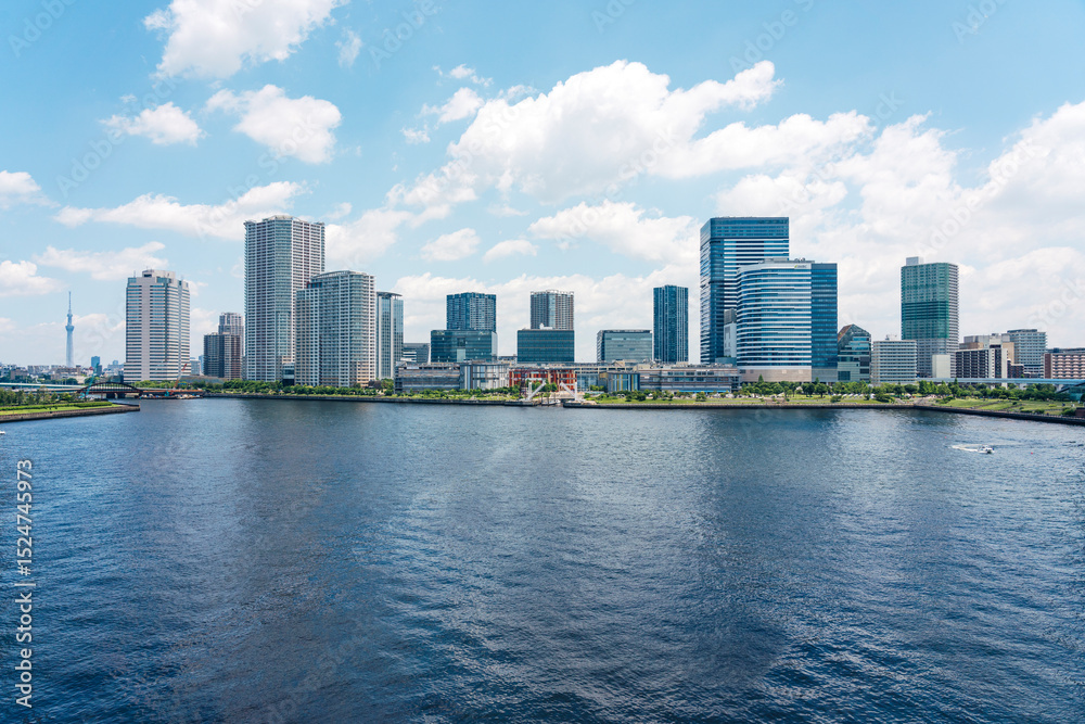 Fototapeta premium 晴れた日の東京・豊洲ぐるり公園