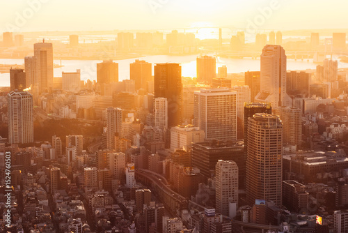 朝日を浴びる東京都心のビル群
