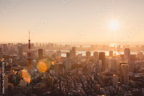 朝日を浴びる東京都心のビル群