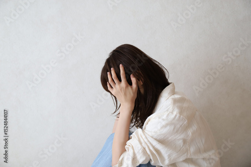 頭を抱える女性