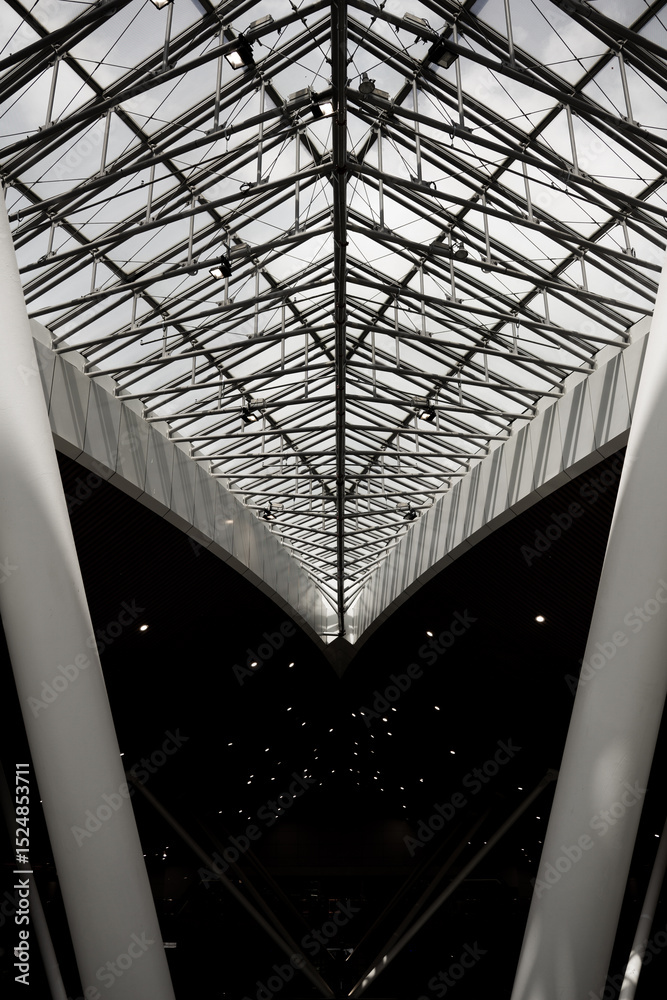 Obraz premium Symmertric Ceiling Architecture During Daylight Hour