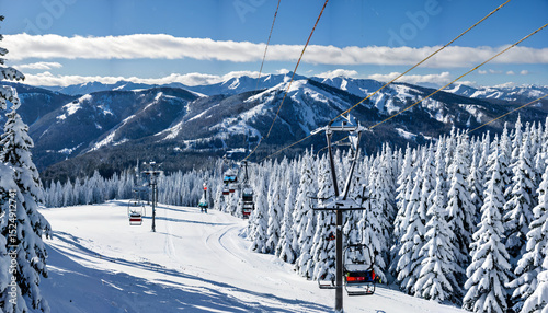 le paysage hivernal d'une station de ski
