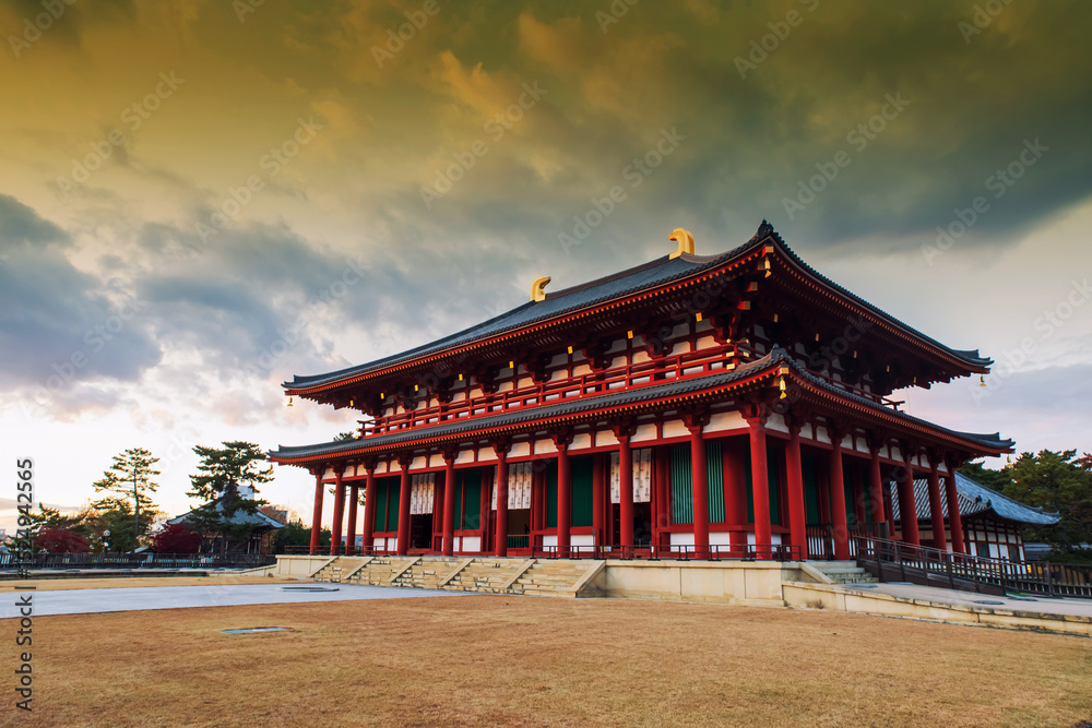 Obraz premium Chu-kondo Golden Hall at Kofukuji temple in autumn at sunset, Nara