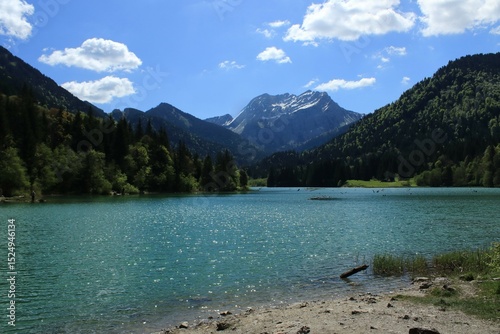 lac Vallon aux eaux bleues turquoises, , au pied de la montagne du roc d'Enfer, situé à Bellevaux, dans le Chablais, en Haute-Savoie