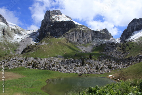 Carta da parati lac de la case d'Oche au printemps, situé au pied de la dent d'Oche et du col de