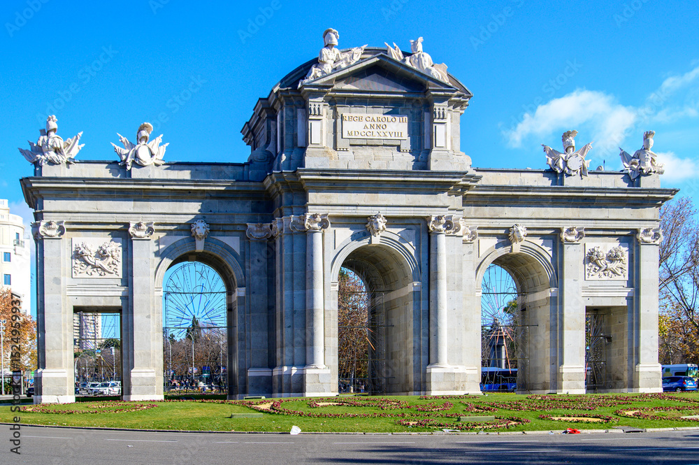 Obraz premium スペインマドリードにあるアルカラ門の美しい風景