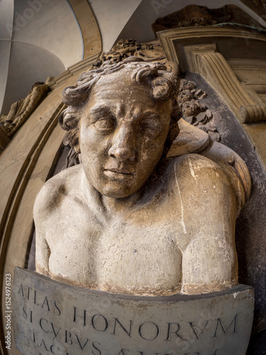 Busto barocco su lapide nel cortile dell’Archiginnasio di Bologna