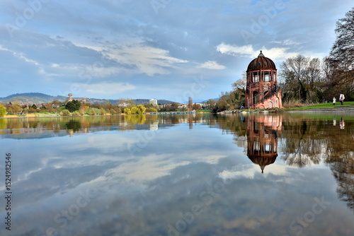 Pavillon im Freiburger Seepark spiegelt sich im Wasser
