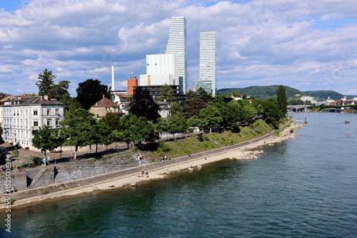 Sonne und Wolken über dem Rhein in Basel