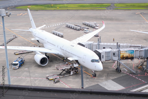 空港にとまっている大きな飛行機