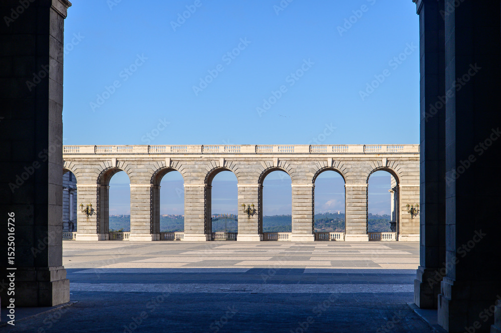 Fototapeta premium スペインマドリードにある王宮のとても美しい風景